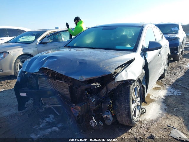 5NPD84LF2JH307949 Hyundai ELANTRA SEL