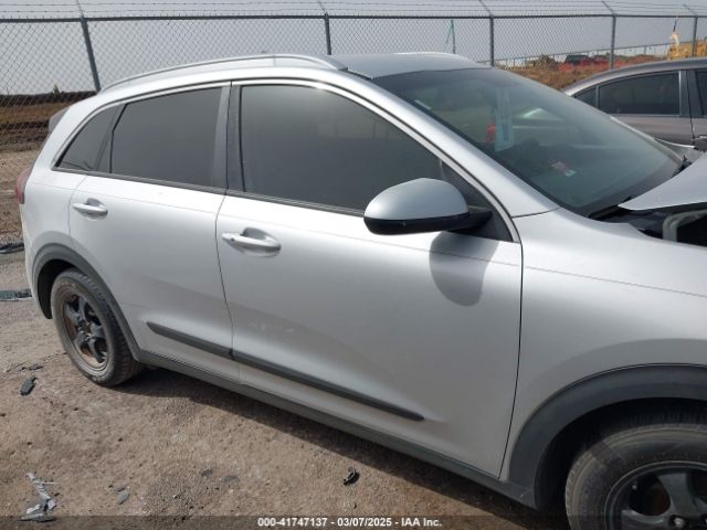 KNDCB3LC6H5088243 KIA NIRO LX