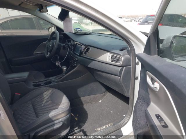KNDCB3LC6H5088243 KIA NIRO LX