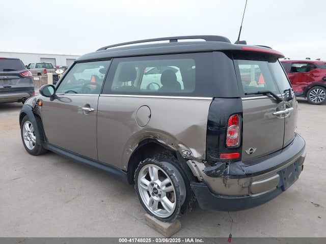 2013 MINI CLUBMAN WMWZF3C51DT489508 Photo 2