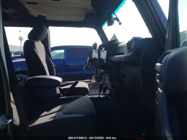 1C4BJWDG6HL552984 Jeep Wrangler Unlimited Sport