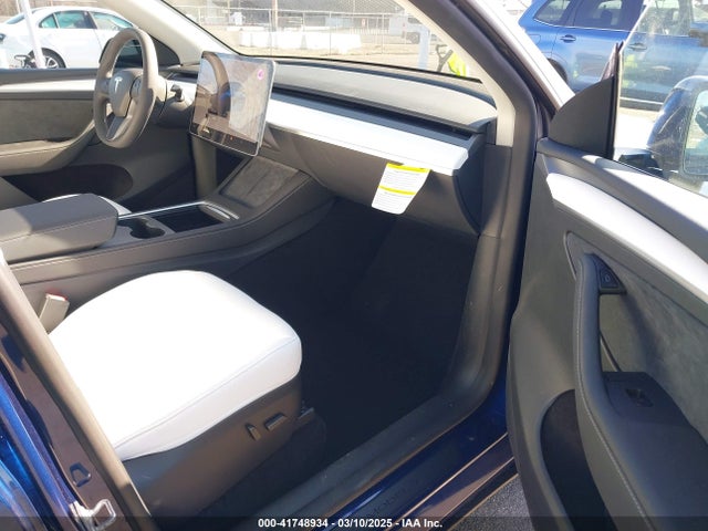2025 TESLA MODEL Y 7SAYGDEE0SF292850 Photo 4