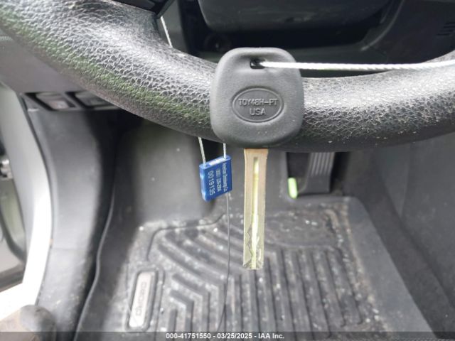 2T3H1RFVXRC300842 Toyota RAV4 LE