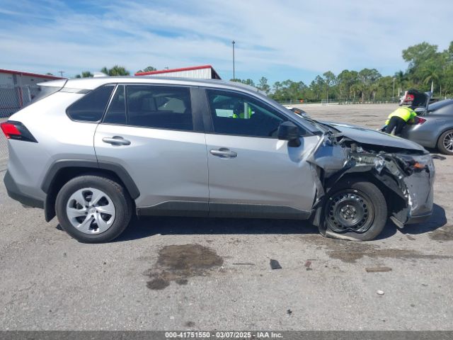 2T3H1RFVXRC300842 Toyota RAV4 LE