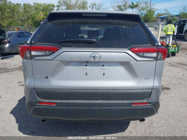 2T3H1RFVXRC300842 Toyota RAV4 LE
