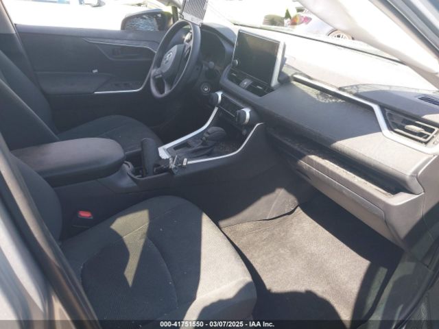 2T3H1RFVXRC300842 Toyota RAV4 LE