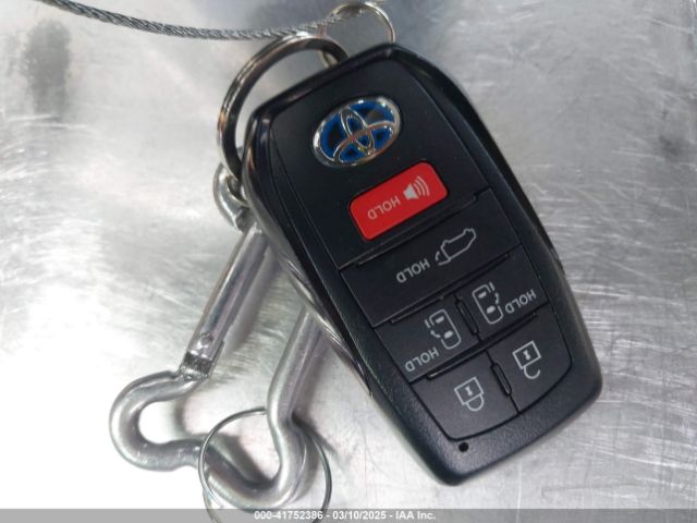 5TDDRKEC0RS211165 Toyota Sienna Xse