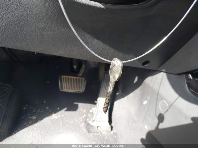 5XYKT3A63EG421961 KIA SORENTO LX