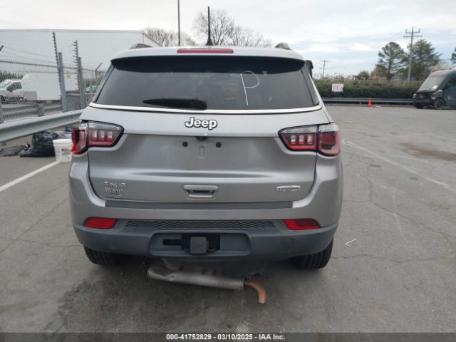 3C4NJDBB5JT259158 Jeep Compass Latitude 4x4