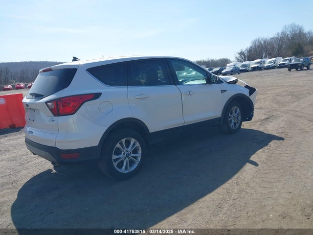 1FMCU9GDXKUA09200 Ford ESCAPE SE