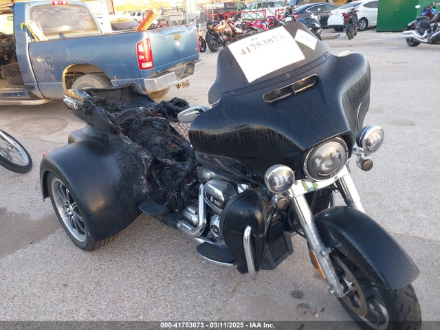 2019 HARLEY-DAVIDSON FLHTCU 1HD1FCC16KB656010