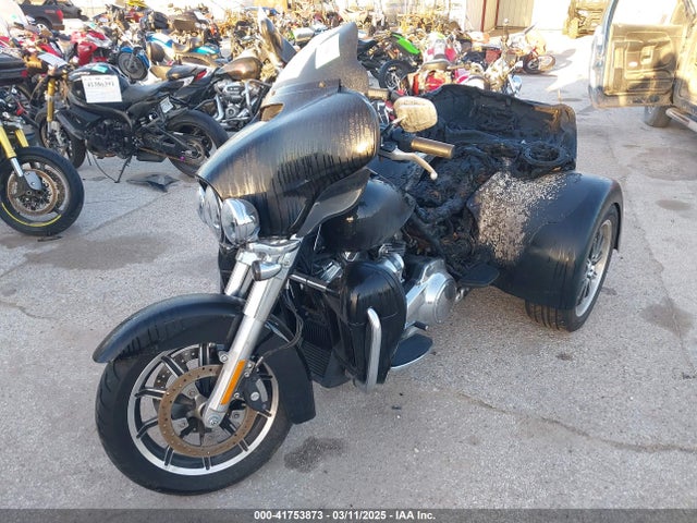 2019 HARLEY-DAVIDSON FLHTCU 1HD1FCC16KB656010 Photo 1