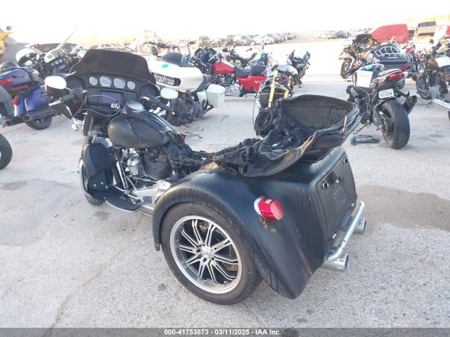 2019 HARLEY-DAVIDSON FLHTCU 1HD1FCC16KB656010 Photo 2