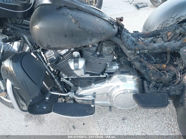 2019 HARLEY-DAVIDSON FLHTCU 1HD1FCC16KB656010 Photo 8