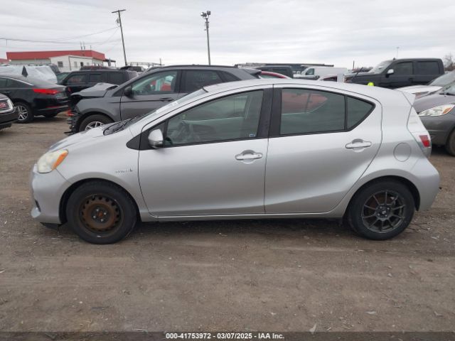 JTDKDTB35E1557798 Toyota Prius C Two