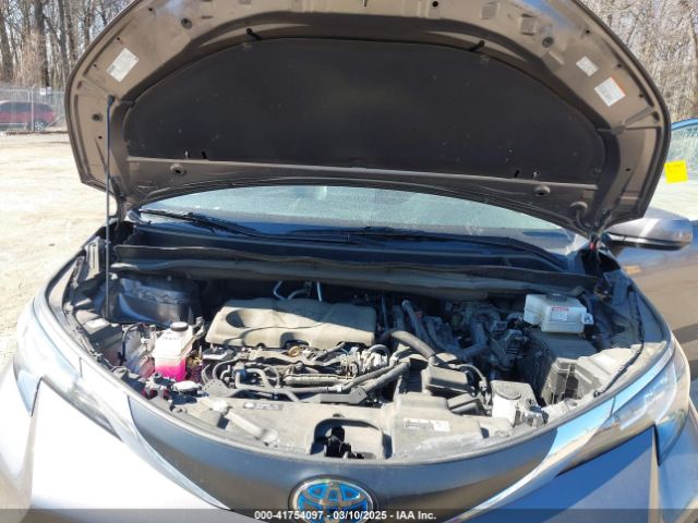 5TDKRKEC6NS092989 Toyota SIENNA LE
