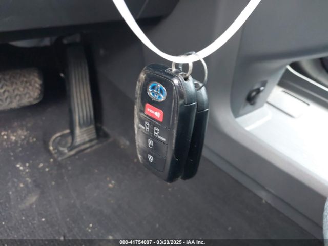 5TDKRKEC6NS092989 Toyota SIENNA LE