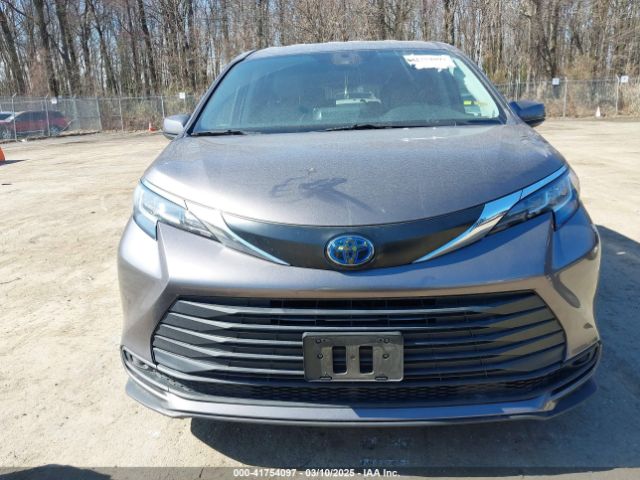 5TDKRKEC6NS092989 Toyota SIENNA LE