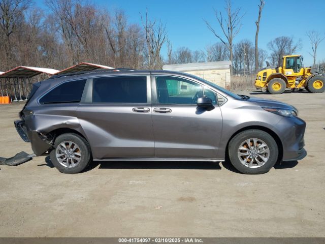 5TDKRKEC6NS092989 Toyota SIENNA LE