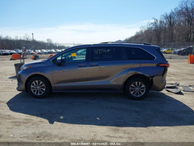 5TDKRKEC6NS092989 Toyota SIENNA LE