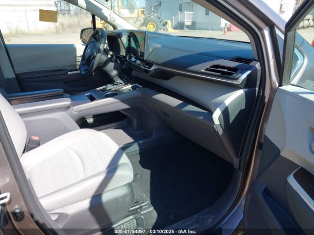 5TDKRKEC6NS092989 Toyota SIENNA LE