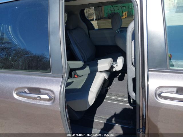 5TDKRKEC6NS092989 Toyota SIENNA LE