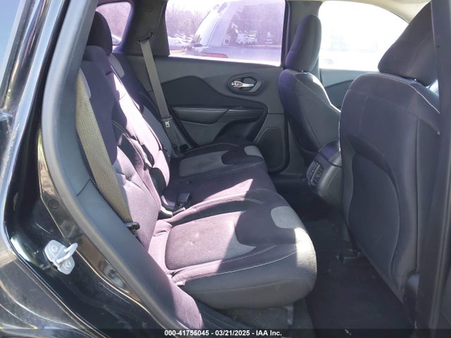 1C4PJMAB8FW577741 Jeep Cherokee Sport