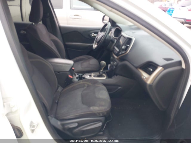 1C4PJLCB5GW113573 Jeep Cherokee Latitude