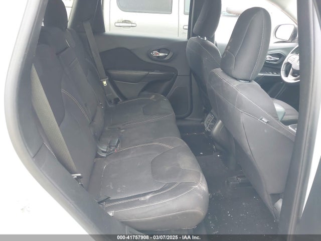 1C4PJLCB5GW113573 Jeep Cherokee Latitude