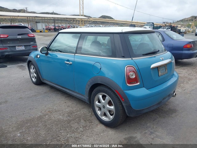 2009 MINI COOPER WMWMF33599TW76321 Photo 2