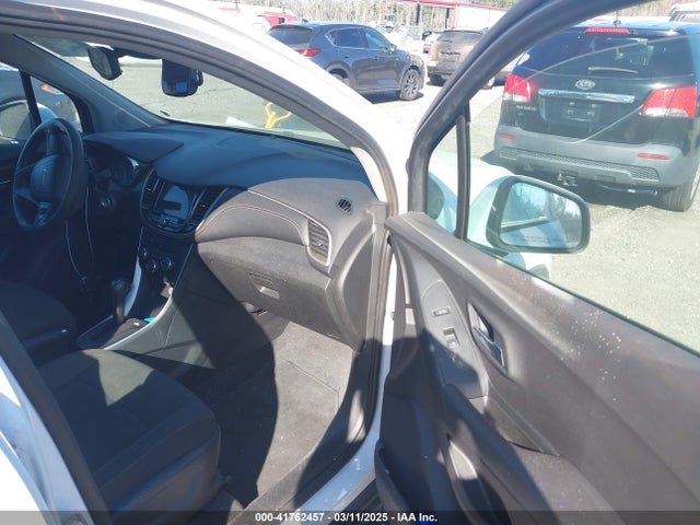 3GNCJNSB7JL419819 Chevrolet TRAX LS