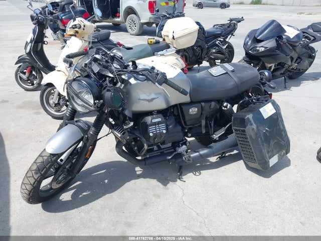 2022 MOTO GUZZI V7 ZGUKZUA01NM000736 Photo 1