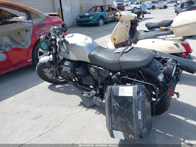 2022 MOTO GUZZI V7 ZGUKZUA01NM000736 Photo 2