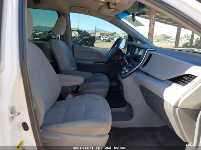 5TDZZ3DC2HS771930 Toyota Sienna L 7 Passenger