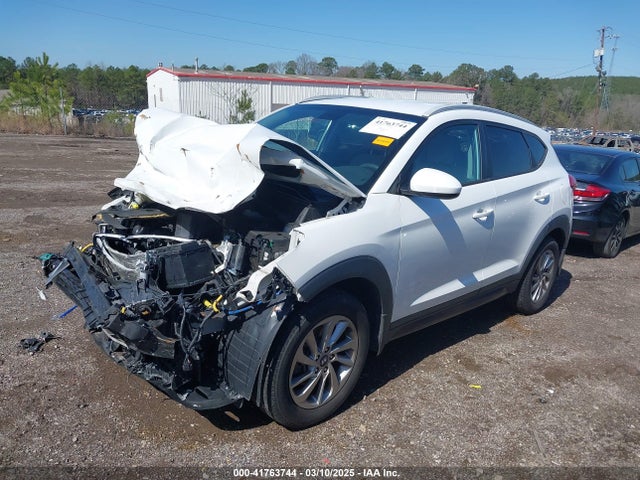 KM8J33A48GU089197 Hyundai TUCSON SE