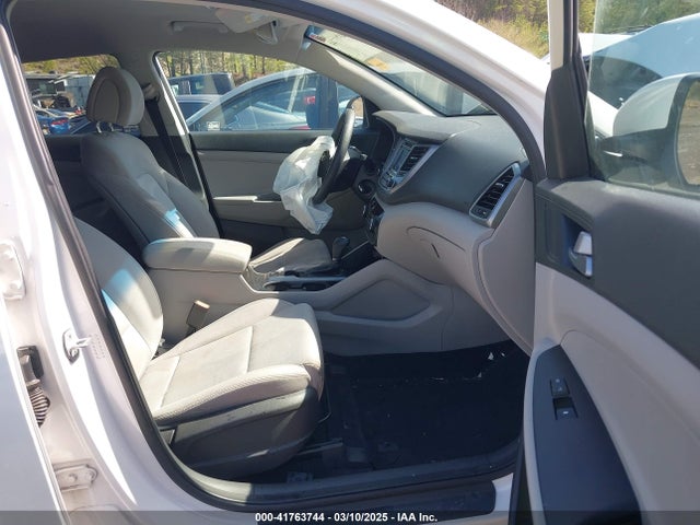 KM8J33A48GU089197 Hyundai TUCSON SE