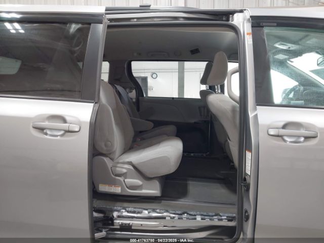 5TDKZ3DC4JS948422 Toyota Sienna Le 8 Passenger