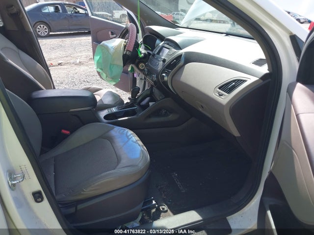 KM8JU3AG1FU112289 Hyundai TUCSON SE