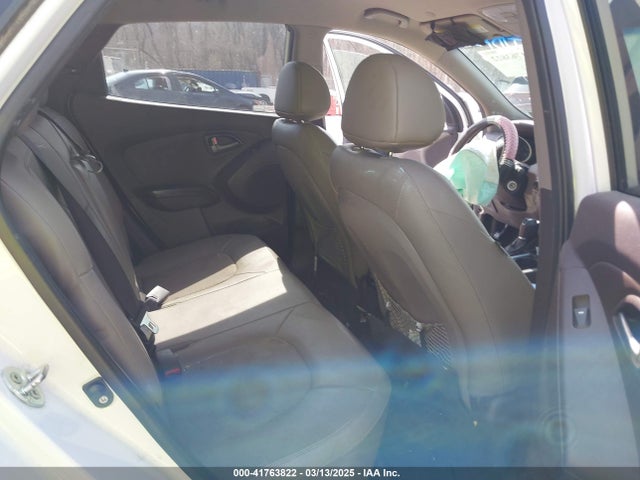 KM8JU3AG1FU112289 Hyundai TUCSON SE