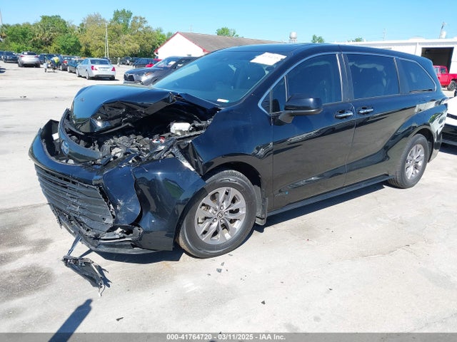 5TDYRKEC2NS125318 Toyota SIENNA XLE