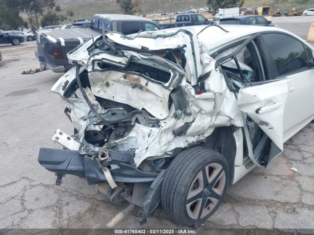 JTDKARFU3H3031631 Toyota Prius Three Touring