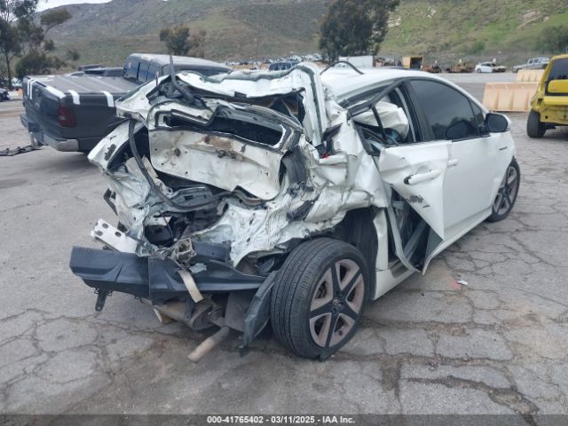 JTDKARFU3H3031631 Toyota Prius Three Touring