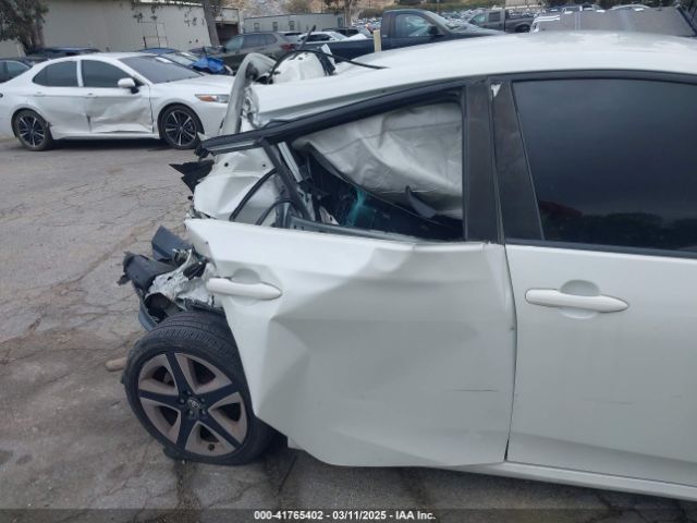 JTDKARFU3H3031631 Toyota Prius Three Touring