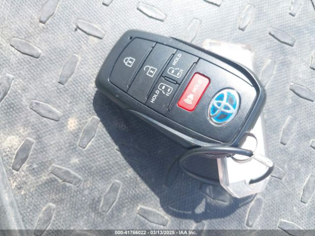 5TDKRKEC5RS196136 Toyota SIENNA LE