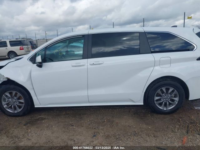 5TDKRKEC5RS196136 Toyota SIENNA LE