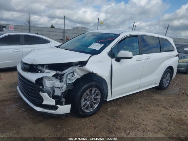 5TDKRKEC5RS196136 Toyota SIENNA LE
