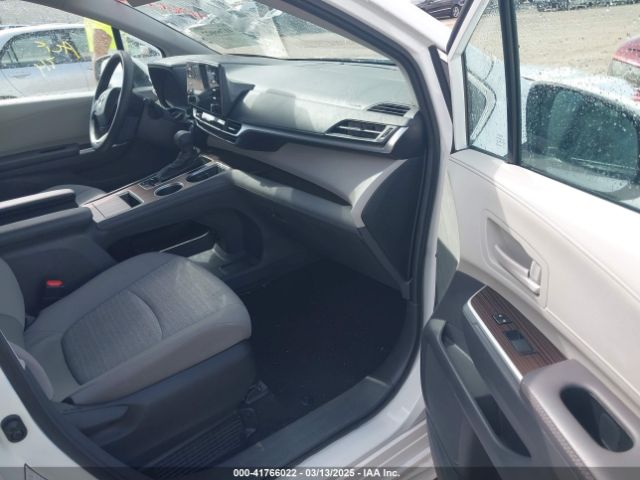 5TDKRKEC5RS196136 Toyota SIENNA LE