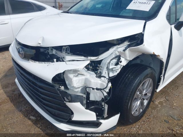 5TDKRKEC5RS196136 Toyota SIENNA LE