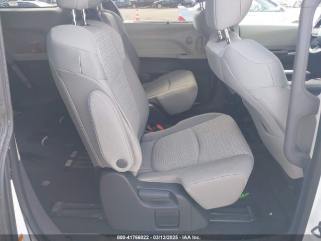 5TDKRKEC5RS196136 Toyota SIENNA LE