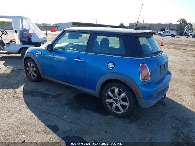 2007 MINI COOPER S WMWMF73517TL87003 Photo 2